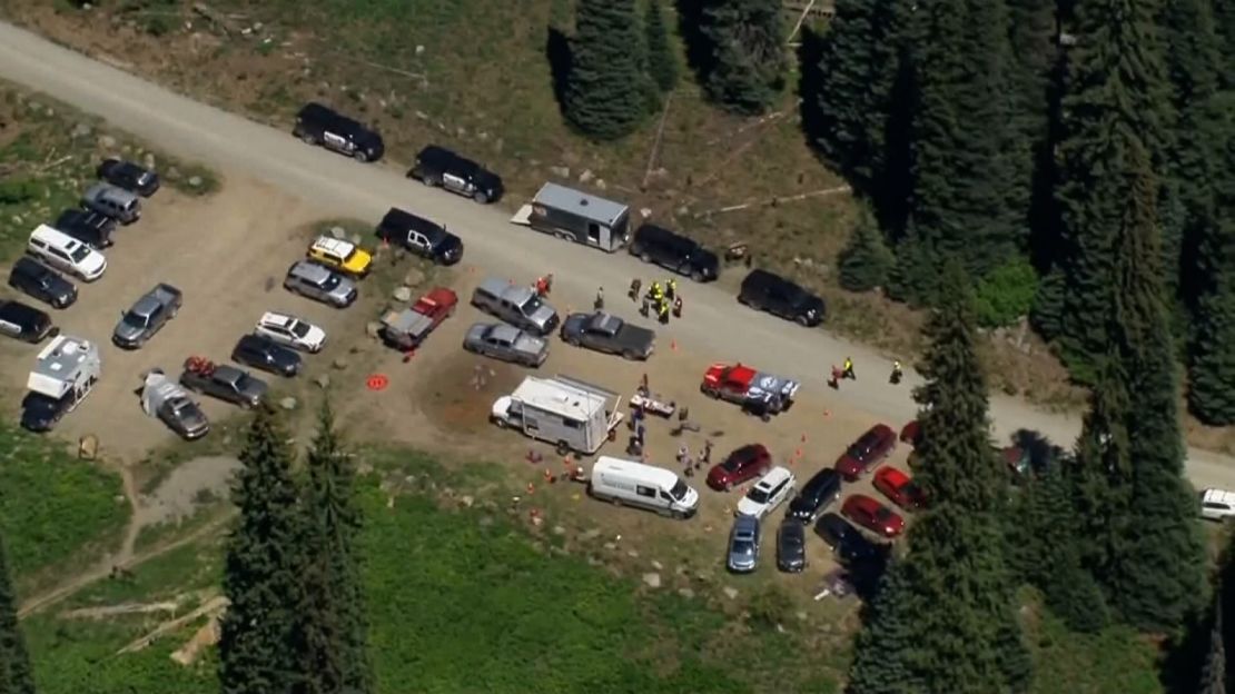 Vista aérea de los grupos de rescate que buscaban a la niña Shunghla Mashwani, de 10 años, reportada desaparecida en las montañas Cascade, Washington.