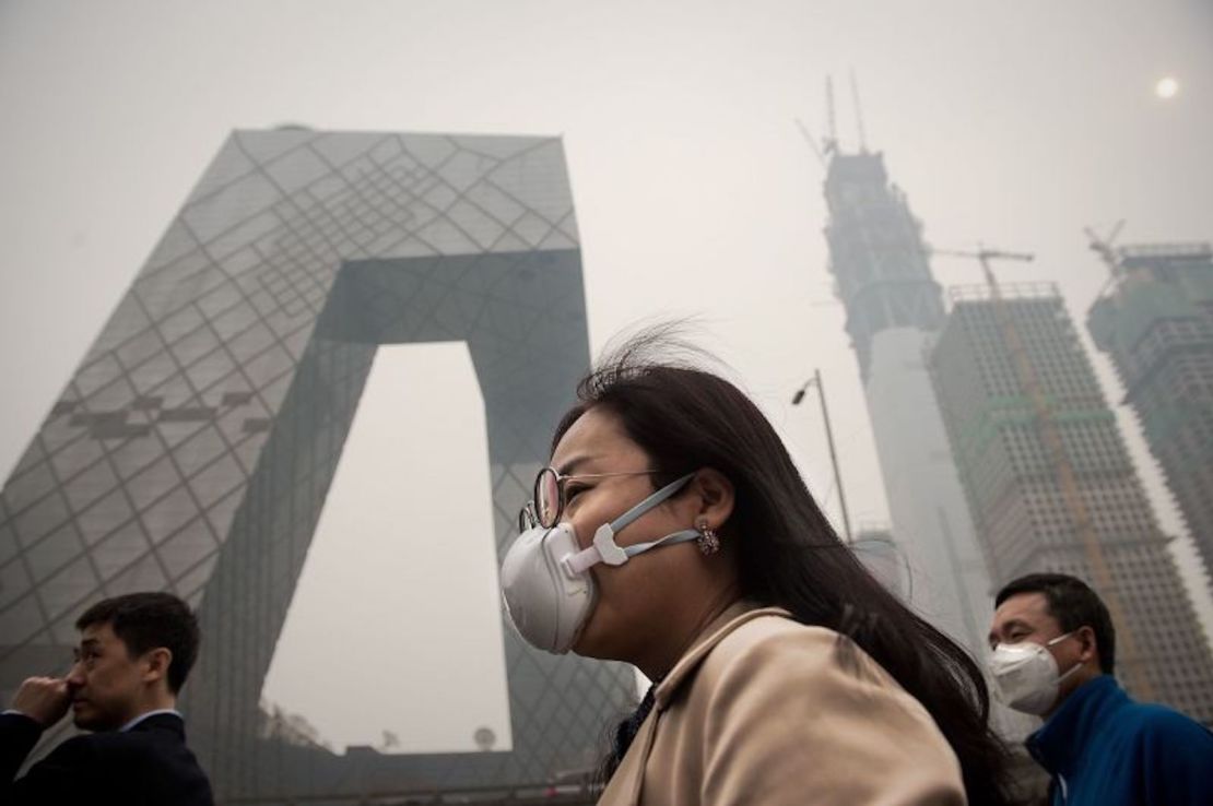 Foto de archivo. Una mujer con una máscara protectora contra la contaminación en una calle de Beijing el 20 de marzo de 2017.