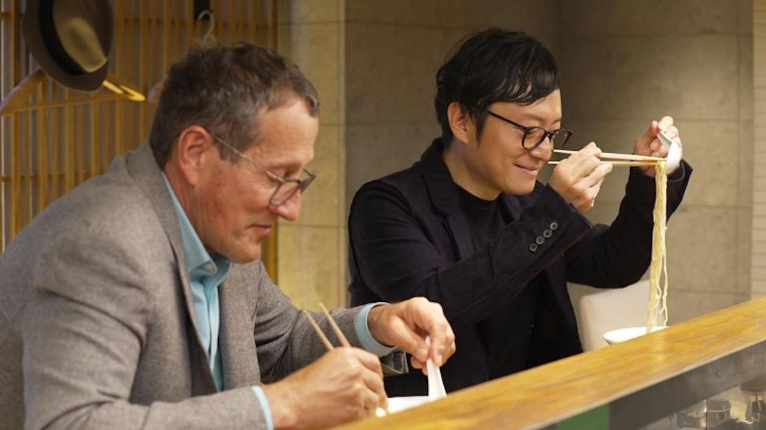 Richard Quest, de CNN, disfruta de un tazón de ramen en Chukasoba Ginza Hachigou con el crítico gastronómico Takefumi Hamada.