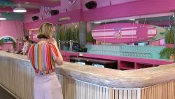 CNNE 1404755 - conoce el malibu barbie cafe que abrio en chicago