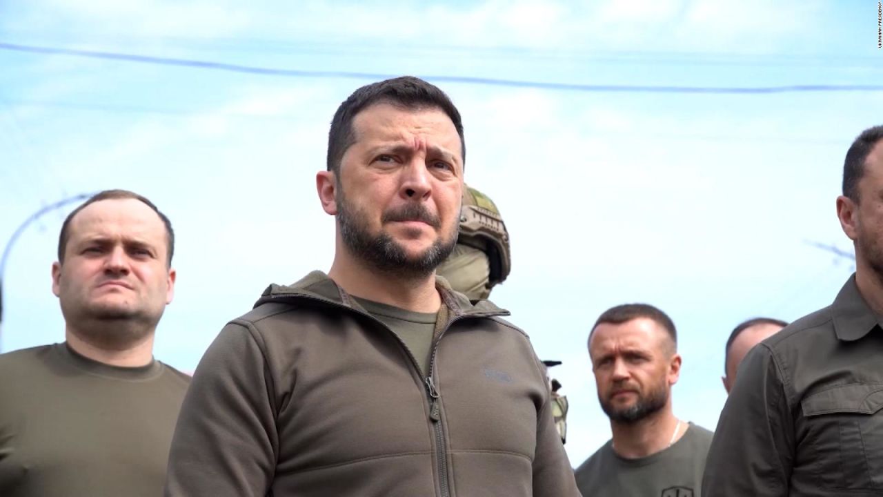 CNNE 1404815 - l presidente de ucrania, volodymyr zelensky, visita zonas inundadas por colapso de presa en jerson