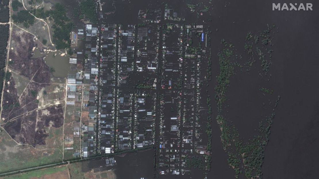 La ciudad ucraniana de Korsunka vista en una imagen de satélite el 7 de junio después de las inundaciones provocadas por el colapso de la presa.