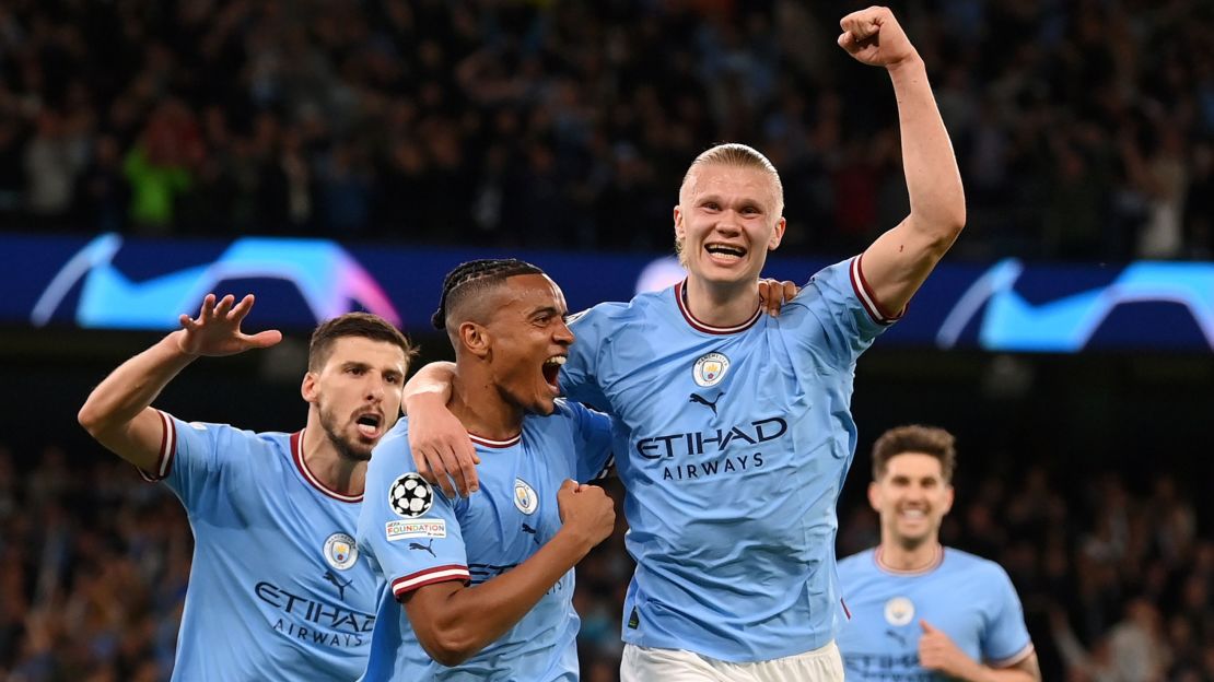 Manuel Akanji celebra con Erling Haaland tras un autogol de Eder Militao durante el partido de vuelta de semifinales de la Champions League entre el Manchester City y el Real Madrid en el Etihad Stadium. el 17 de mayo de 2023 en Manchester, Inglaterra.