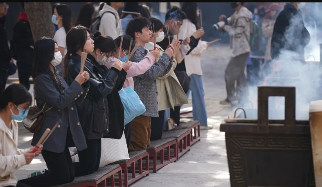 Visitantes en el templo Yonghe en abril de 2023.