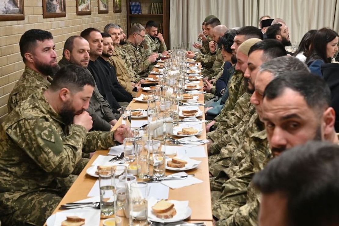 El presidente de Ucrania, Volodymyr Zelensky, se une a los soldados para un Iftar el 7 de abril de 2023.