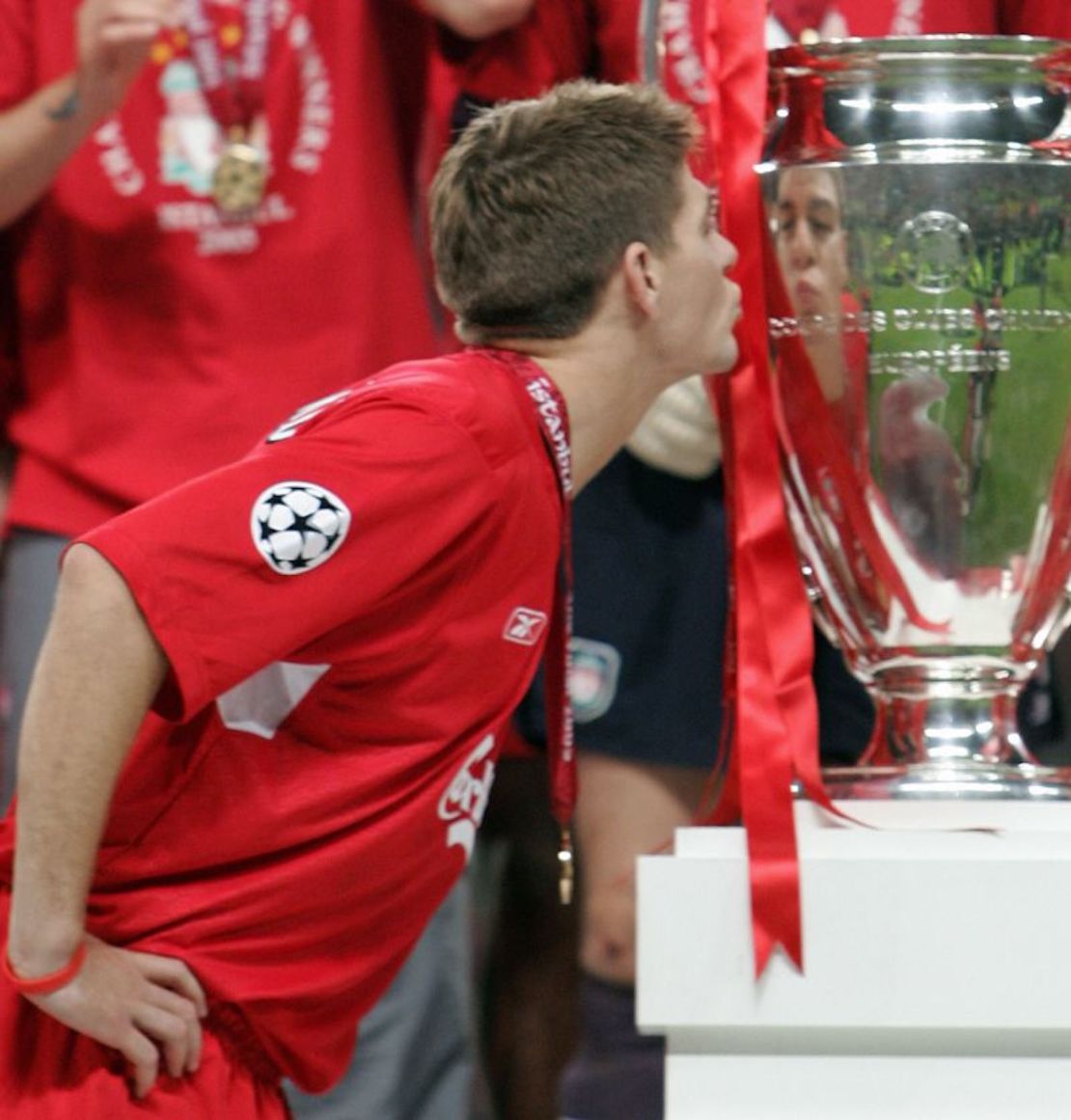 Steven Gerrard besa el trofeo de la Champions League en 2005.