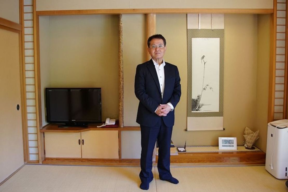 Kenjiro Kawano es el administrador del ryokan.