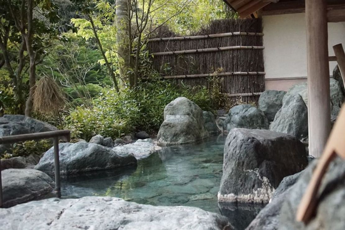 El hotel Nishiyama Onsen Keiunkan tiene cuatro fuentes de aguas termales al aire libre.