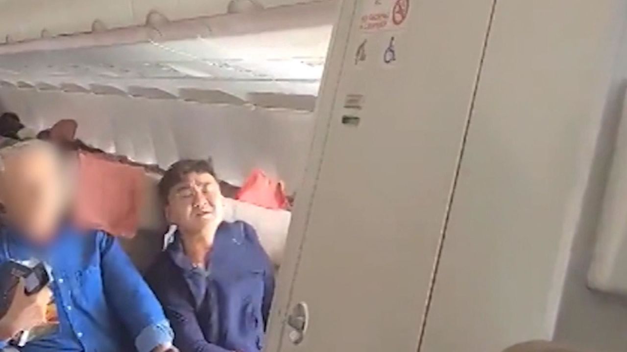 CNNE 1405553 - el hombre sentado junto al pasajero que abrio la puerta en pleno vuelo