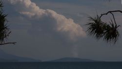 CNNE 1405557 - volcan anak krakatau expulsa una imponente columna de cenizas