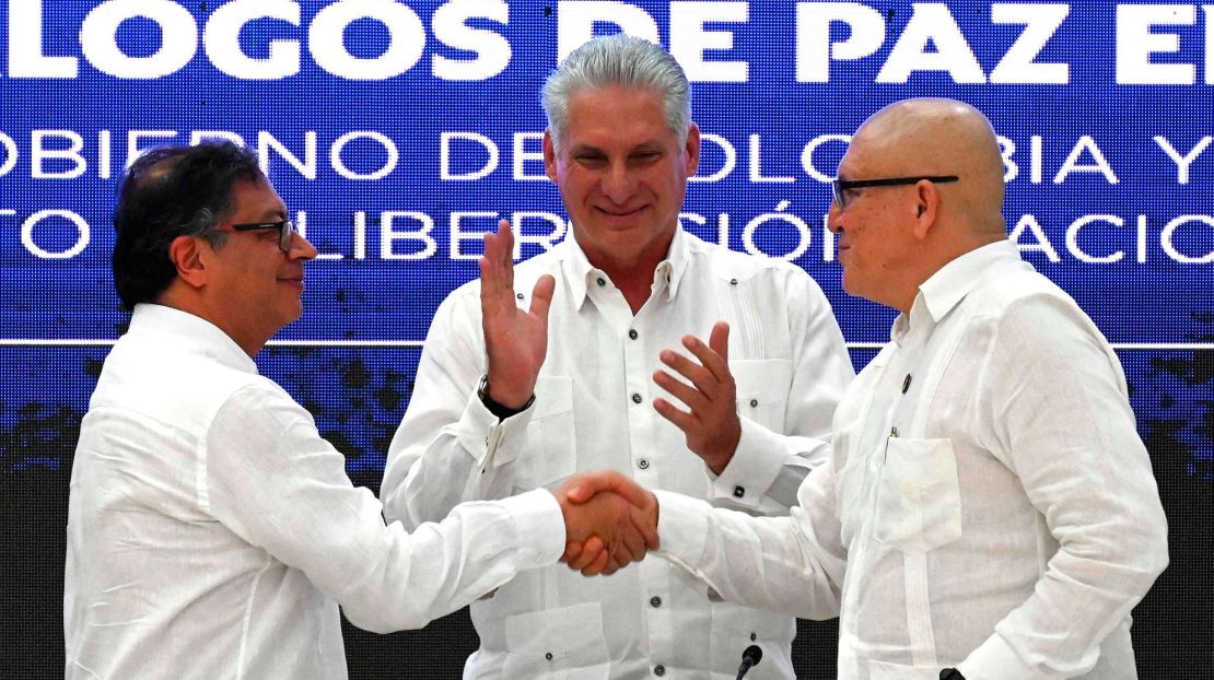 El presidente de Colombia Gustavo Petro (a la izquierda) y el comandante del ELN Antonio García se dan la mano junto al presidente de Cuba Miguel Díaz-Canel (al centro) al final del cierre del tercer ciclo de negociaciones de paz en La Habana, el 9 de junio de 2023. Crédito: YAMIL LAGE/AFP vía Getty Images