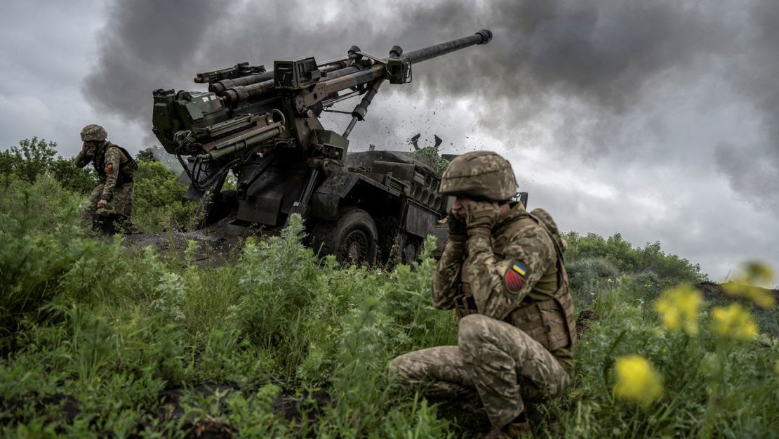 Tropas ucranianas disparan un obús autopropulsado Caesar contra las fuerzas rusas cerca de la ciudad de Avdiivka, en la región de Donetsk