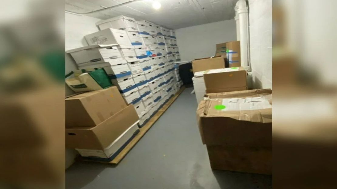 Cajas de documentos clasificados están almacenadas dentro de la sala de almacenamiento del Mar-a-Lago Club, en esta foto incluida en la acusación federal de Donald Trump. Crédito: US District Court/Southern District of Florida