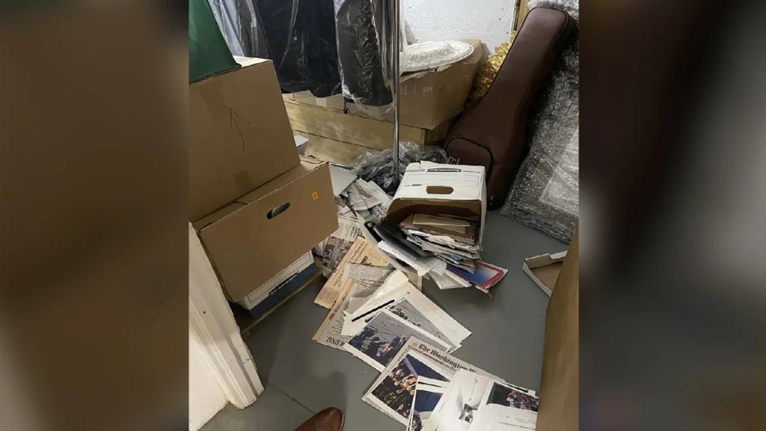 Cajas de documentos derramados en el piso. Esta foto está incluida en la acusación federal de Donald Trump. Crédito: Tribunal de Distrito de EE.UU./Distrito Sur de Florida