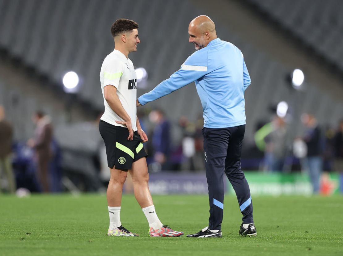 Pep Guardiola, entrenador del Manchester City, habla con Julian Alvarez durante la sesión de entrenamiento del Manchester City antes de la final de la UEFA Champions League  el 9 de junio de 2023 en Estambul, Turquía.