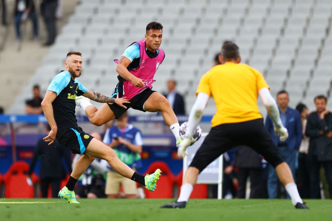 Lautaro Martínez del FC Internazionale calienta durante la sesión de entrenamiento de su equipo antes de la final de la UEFA Champions League el 9 de junio de 2023 en Estambul, Turquía.