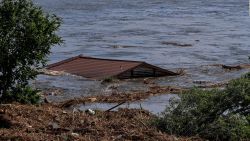 CNNE 1405820 - asi flotan las casas rio abajo tras el colapso de la presa nova kakhovka