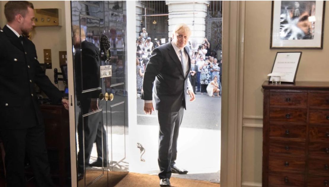 Boris Johnson es visto entrando al 10 de Downing Street el día en que fue nombrado formalmente primer ministro británico en 2019.STEFAN ROUSSEAU/AFP/Getty Images