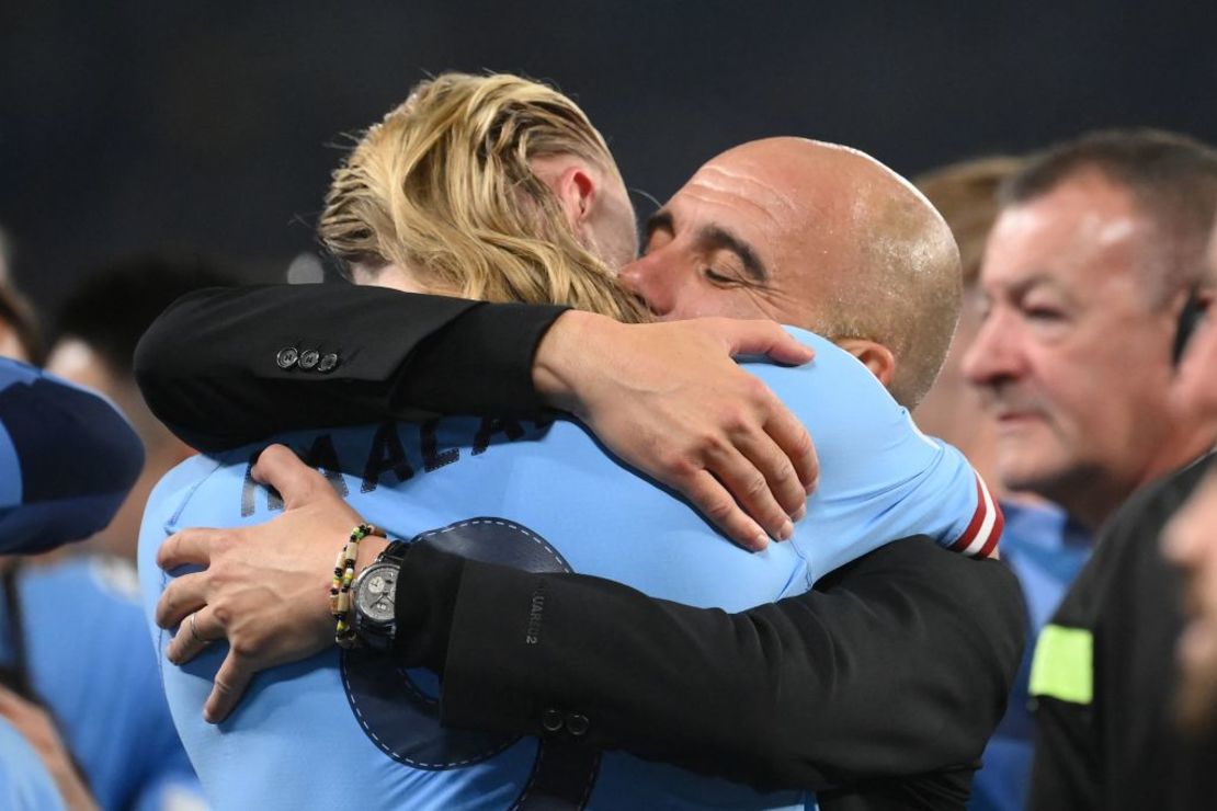 Erling Haaland se abraza con Pep Guardiola. Crédito: FRANCK FIFE/AFP via Getty Images