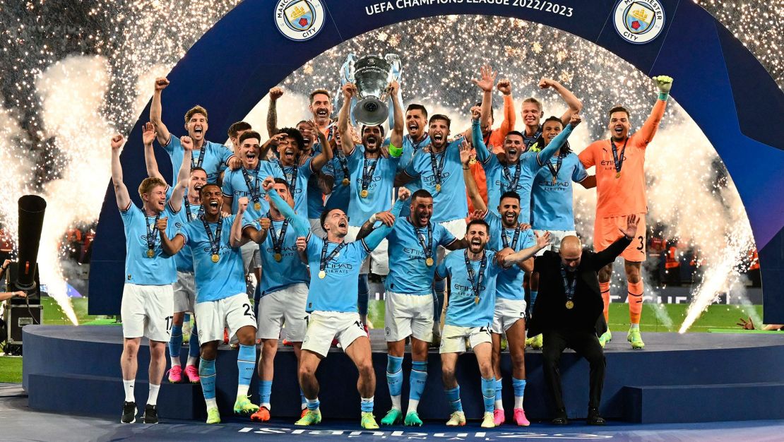 Ilkay Gundogan sostiene la "orejona", el trofeo de campeón de la Champions League. Crédito: PAUL ELLIS/AFP via Getty Images