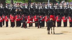 CNNE 1406170 - colapsan 3 guardias reales britanicos en ensayo en londres