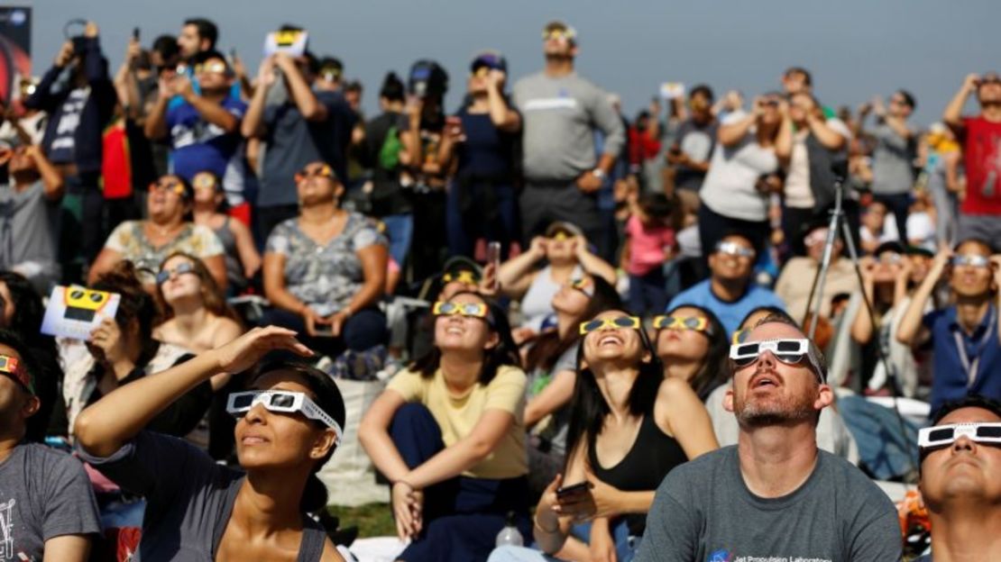 La gente mira el eclipse solar en el césped del Observatorio Griffith en Los Ángeles el 21 de agosto de 2017. Los Ángeles no estaba en la trayectoria de la totalidad.