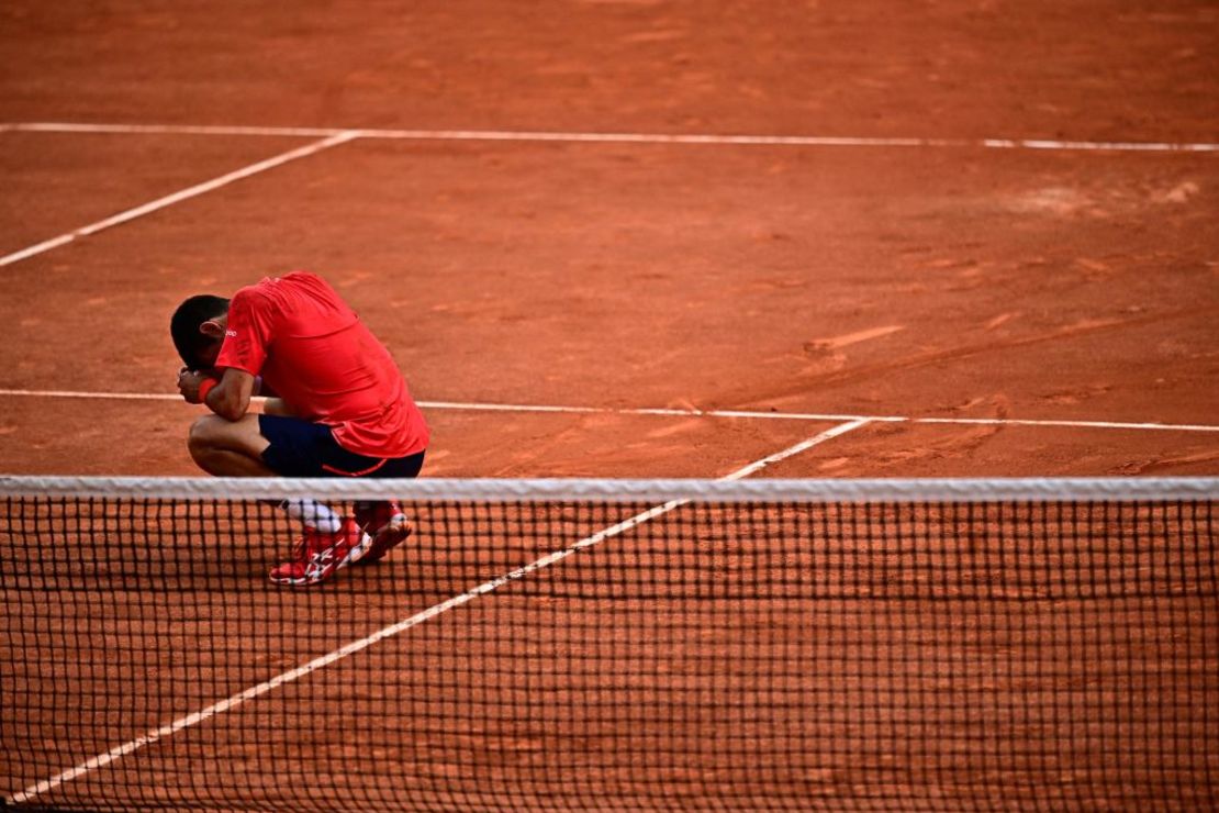 El serbio Novak Djokovic reacciona mientras celebra su victoria. Crédito: JULIEN DE ROSA/AFP vía Getty Images