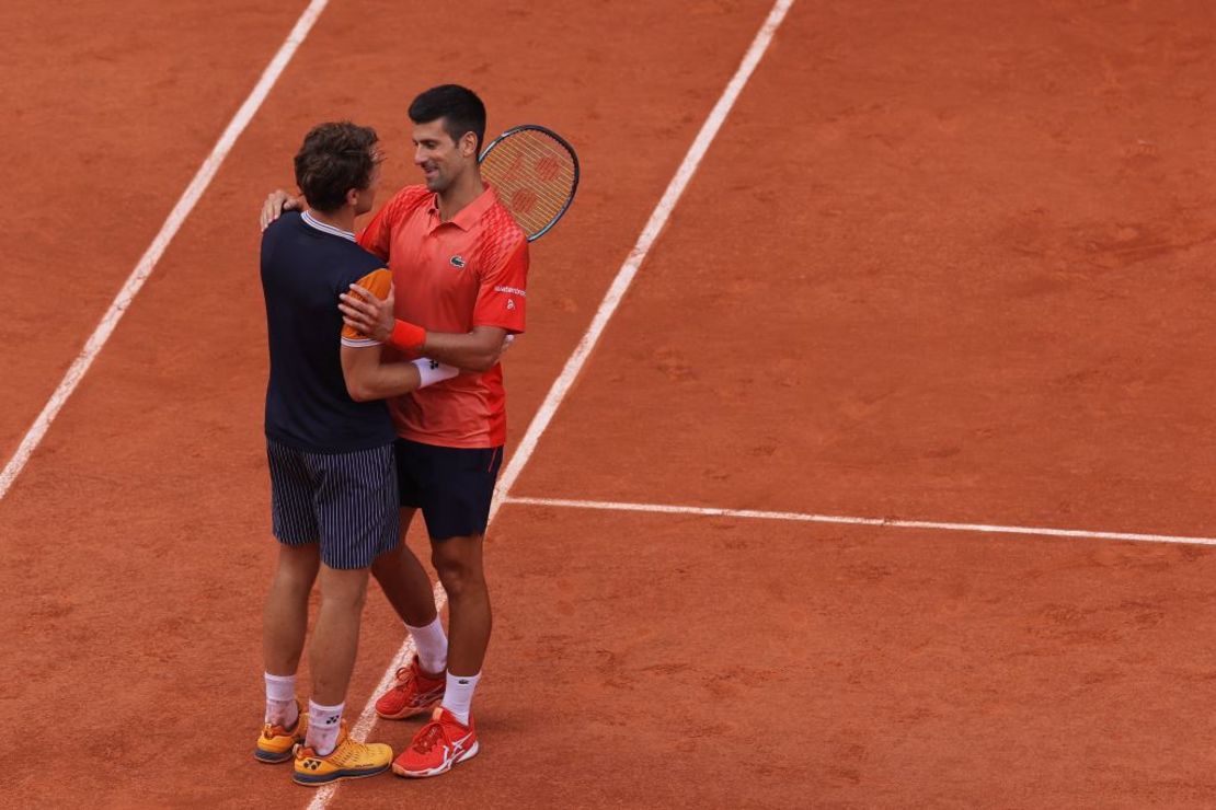 Novak Djokovic le da la mano al noruego Casper Ruud después de su victoria. Crédito: SAMSON/AFP vía Getty Images