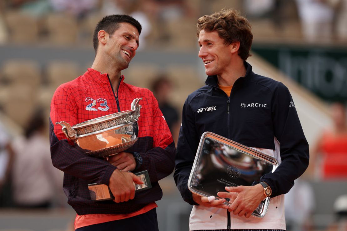 Novak Djokovic de Serbia y Casper Ruud de Noruega posan con sus trofeos en la final de Roland Garros el 11 de junio de 2023 en París, Francia. Crédito: Julian Finney/Getty Images