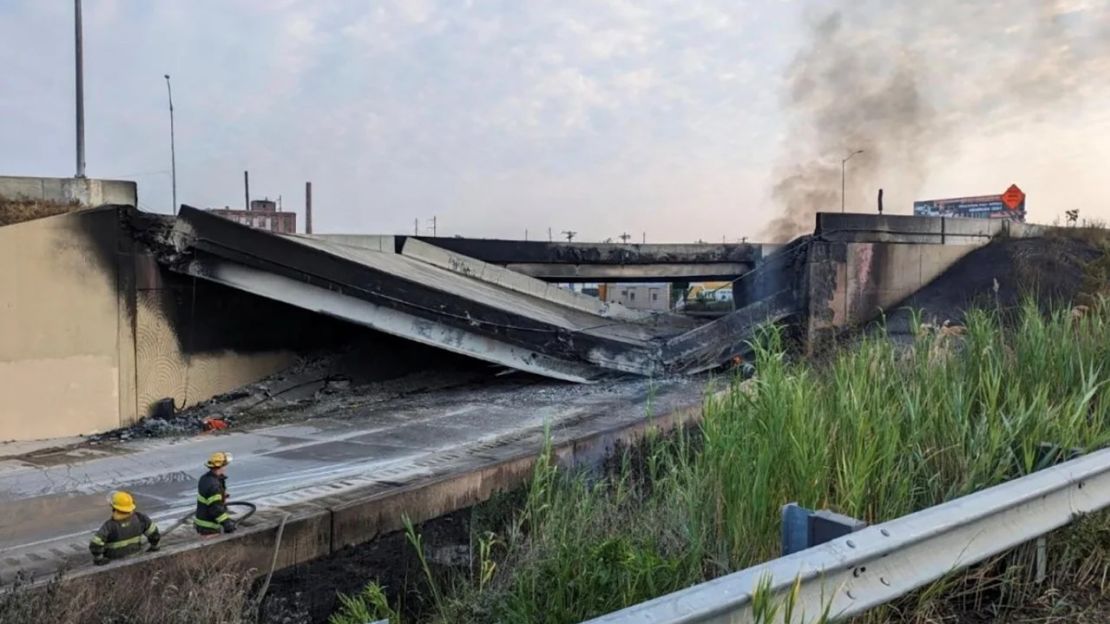 Una vista lateral muestra el colapso parcial de la Interestatal 95 después de un incendio debajo de un paso elevado de Filadelfia. Crédito: Oficina de Manejo de Emergencias de la Ciudad de Filadelfia/Reuters