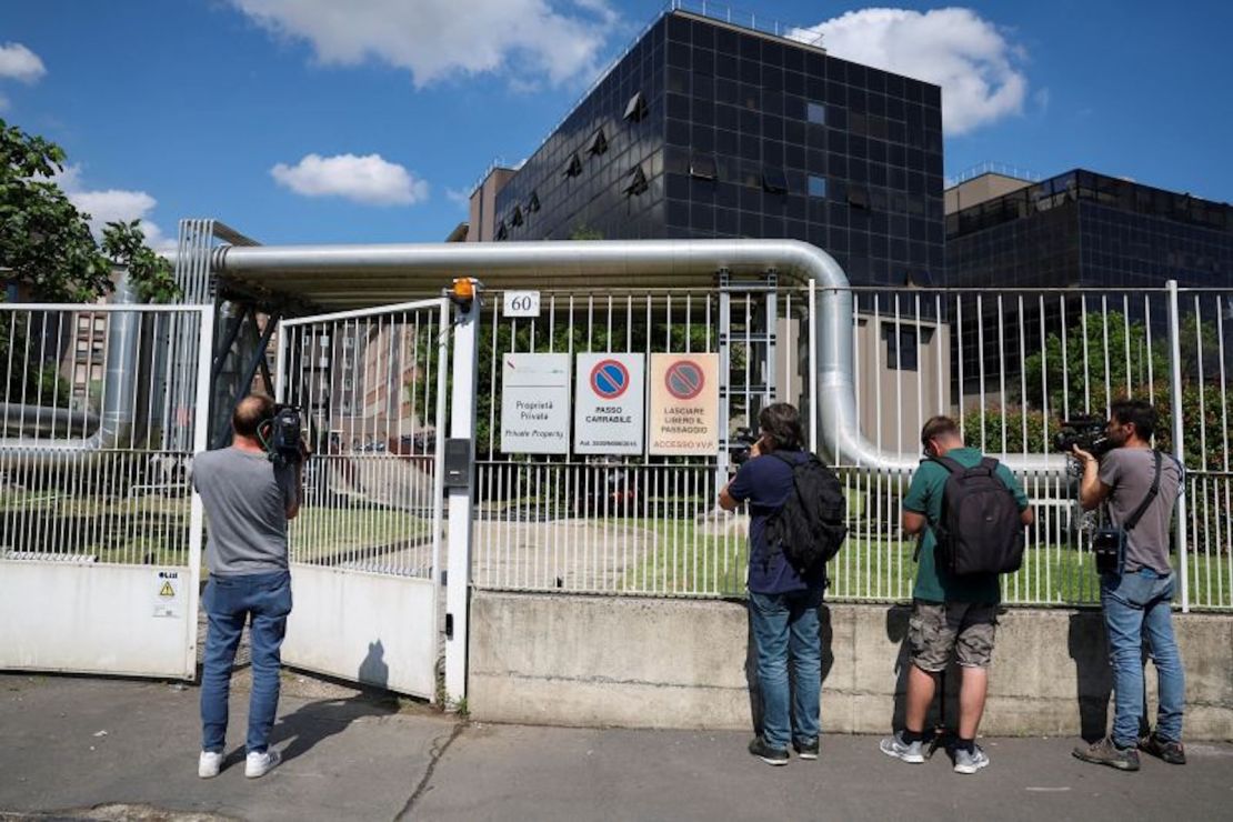 Medios afuera del hospital San Raffaele, donde murió Berlusconi, el 12 de junio de 2023.