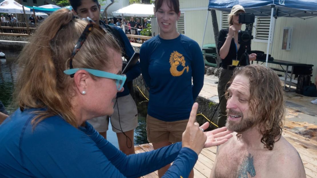 El explorador submarino e investigador médico Dr. Joseph Dituri es examinado el 9 de junio tras vivir 100 días en el Jules' Undersea Lodge, en el fondo de una laguna de Cayo Largo.