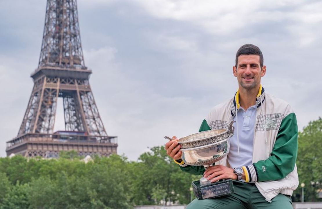 Novak Djokovic, de Serbia, posa con la Copa de los Mosqueteros después de ganar su 23º trofeo de Grand Slam, en el puente Bir-Hakeim. Djokovic ganó el Abierto de Francia 2023.