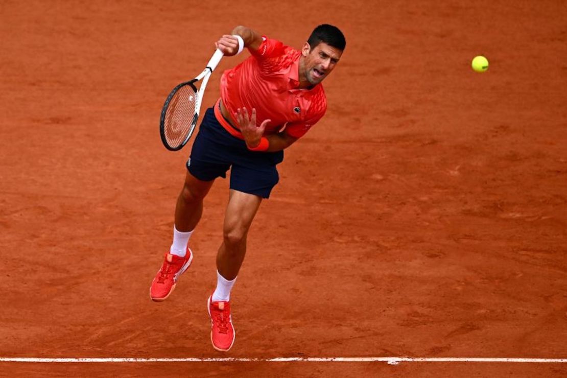 Djokovic conecta un servicio contra Casper Ruud en la final del Abierto de Francia.