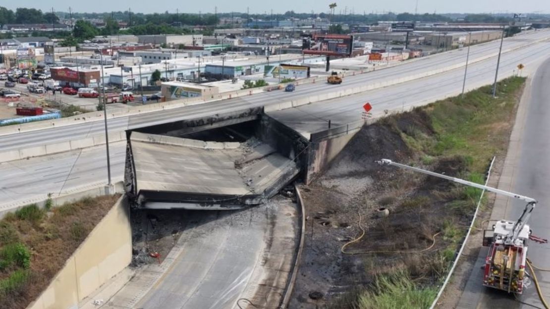 Una imagen compartida en redes sociales muestra los restos derribados de un paso elevado de la I-95 en Filadelfia este domingo.