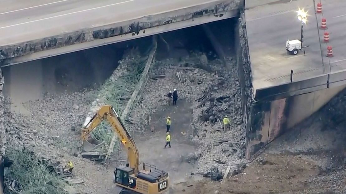 Una captura de pantalla del video proporcionado por WPVI-TV/6ABC muestra la sección de la I-95 que colapsó mientras los equipos continúan trabajando en el lugar, este lunes en Filadelfia.