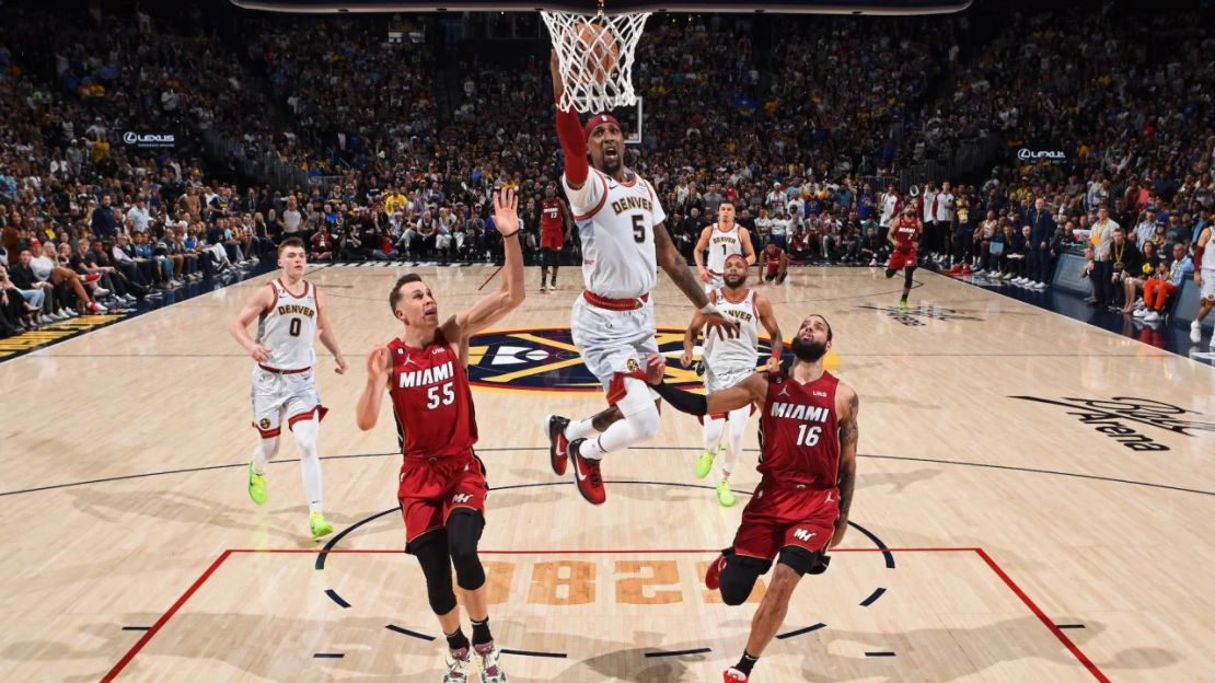 Kentavious Caldwell-Pope de los Denver Nuggets conduce hacia la canasta contra los Miami Heat durante el quinto partido de las finales de la NBA 2023 el 12 de junio de 2023 en el Ball Arena de Denver, Colorado.