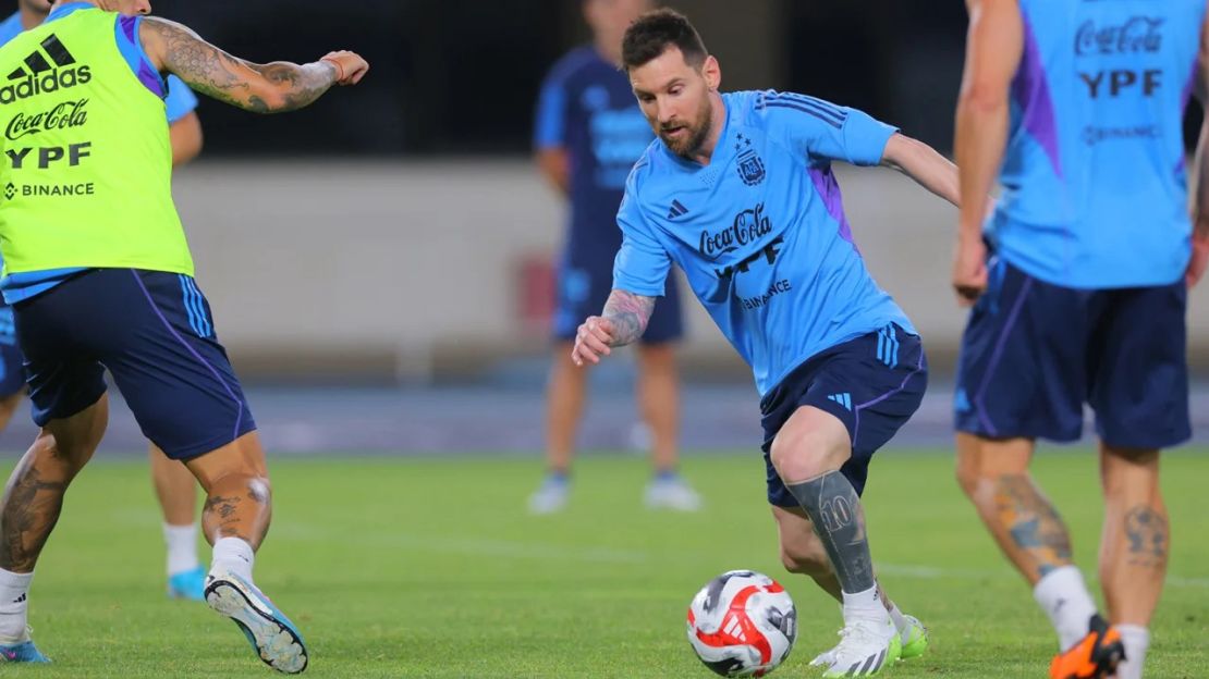 El argentino Lionel Messi se entrena en el Estadio Olímpico de Beijing el 11 de junio de 2023.