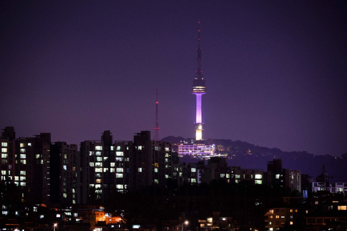 La torre Namsan iluminada de morado para conmemorar el décimo aniversario de BTS, el 12 de junio de 2023.