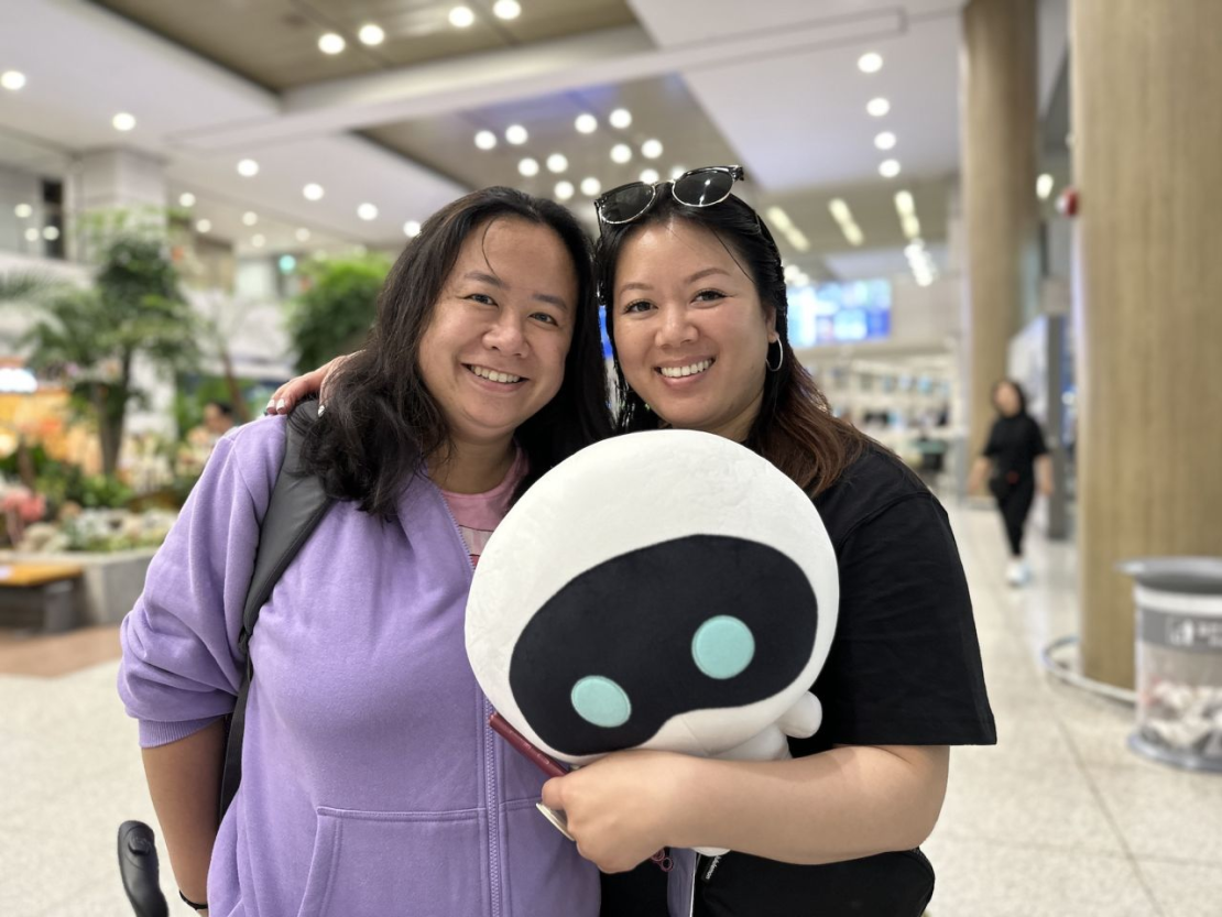 Diana Phung (a la izquierda) y Lisa Trinh (a la derecha) tardaron siete meses en planear su visita a Corea del Sur, coincidiendo perfectamente con el décimo aniversario de BTS.