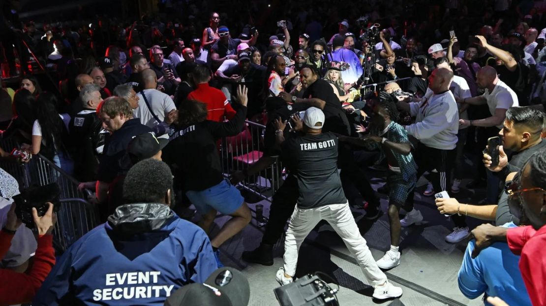 La pelea comenzó dentro del ring, pero se extendió al exterior. Crédito: Larry Marano/Shutterstock