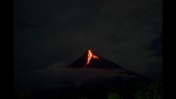 CNNE 1407199 - la erupcion del volcan monte mayon ilumina el cielo nocturno