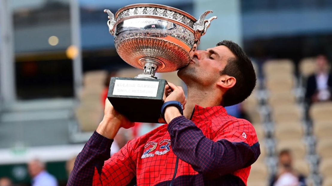 Novak Djokovic se convirtió en el tenista masculino con más victorias de todos los tiempos con su victoria en la final del Abierto de Francia el domingo.