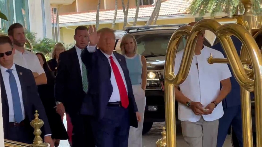 El expresidente Donald Trump saluda a partidarios en su resort en Doral.