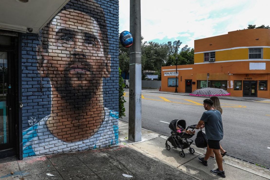 La gente camina frente a un mural de Lionel Messi en Miami, el 7 de junio de 2023.