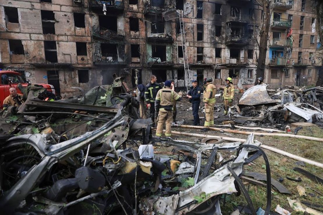 Trabajadores de emergencia inspeccionan un edificio de apartamentos de varios pisos dañado por el último ataque con cohetes rusos en Kryvyi Rih, Ucrania, el 13 de junio de 2023.