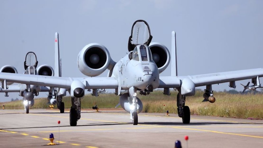 Dos aviones de combate A10 de la Fuerza Aérea de EE.UU. ruedan por la pista antes de Air Defender 2023.