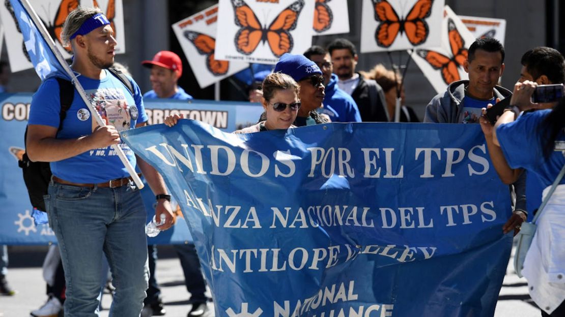 Activistas y ciudadanos con Estatus de Protección Temporal (TPS) marchan cerca de la Casa Blanca por protección de residencia en Washington.