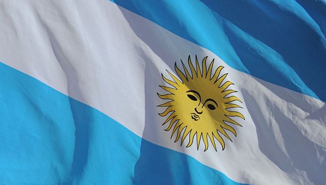 La bandera de Argentina, izada por primera vez en 1812 y establecida en su forma actual en 1818.