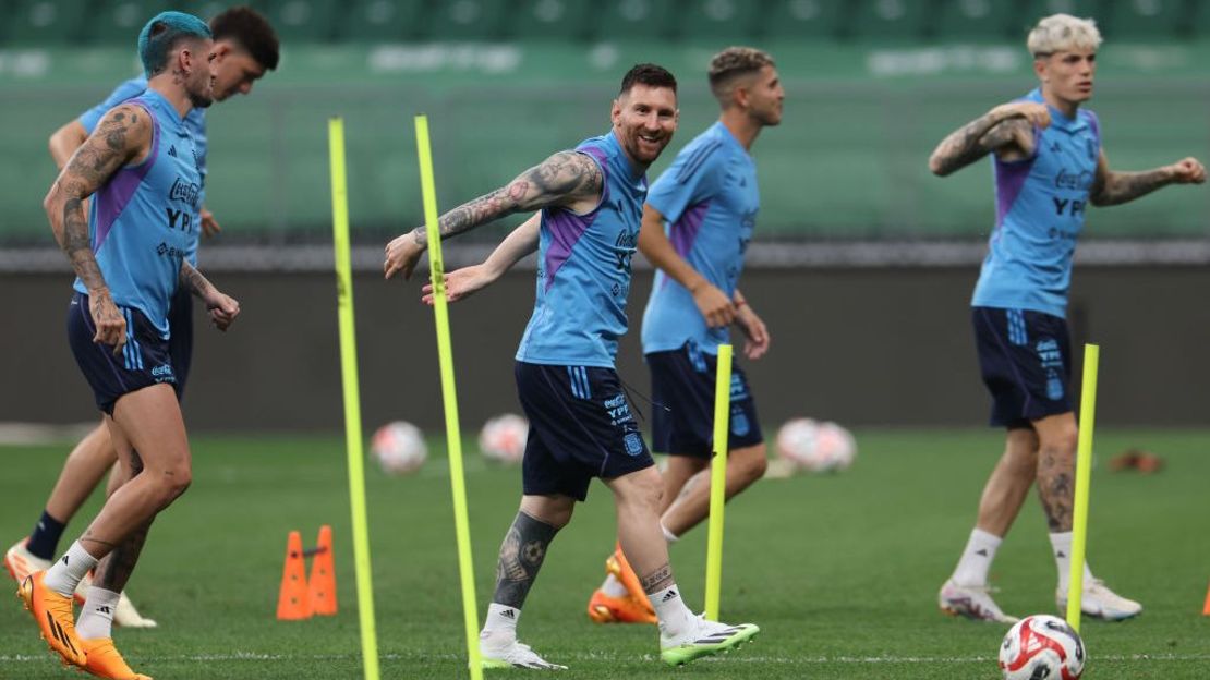 Lionel Messi participa de un entrenamiento en la previa del partido Argentina Vs Australia el 14 de junio de 2023, en Beijing, China.